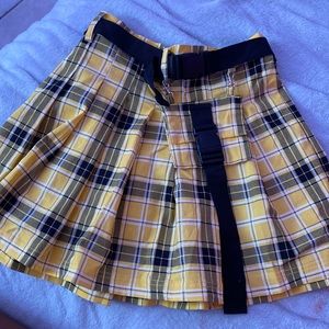Like an angel skirt. Size small, yellow, elastic band.